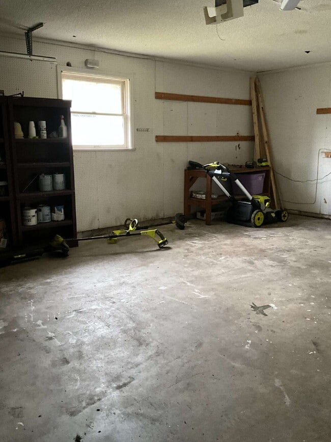 Building Photo - 3 bedroom 2 bath Single Family Home with N...