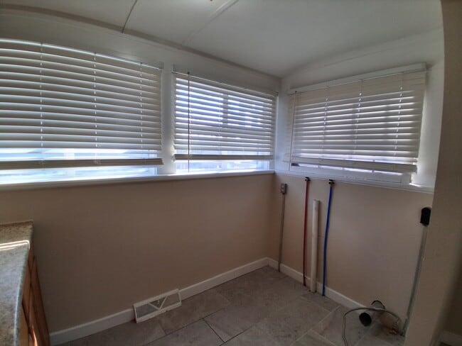 Building Photo - 206 W 7th St