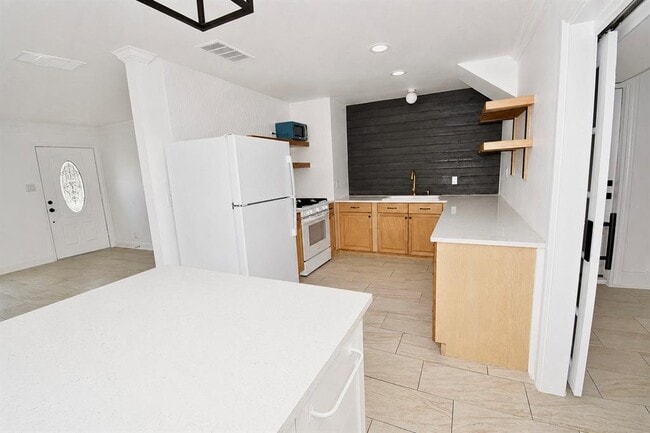 Building Photo - 6027 Bluebell Cir