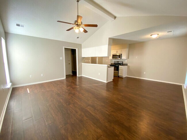 Building Photo - 3 bed, 2 bath in Horn Lake (ss appliances, fresh paint)