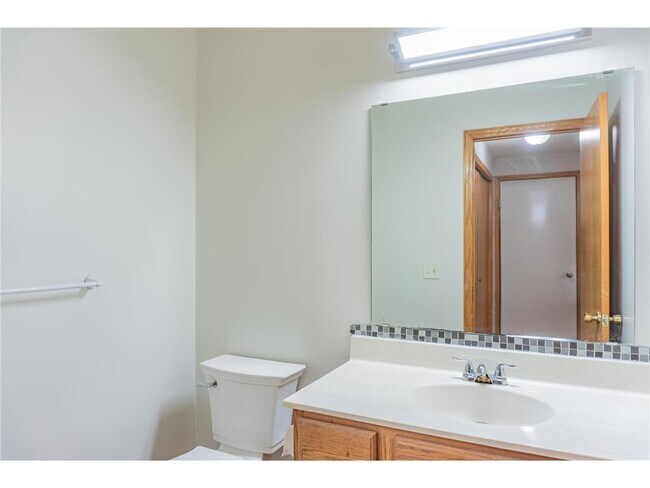 Building Photo - 112X Crystal Pl W