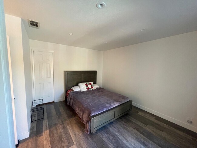 Building Photo - 6128 Chickasaw Ct