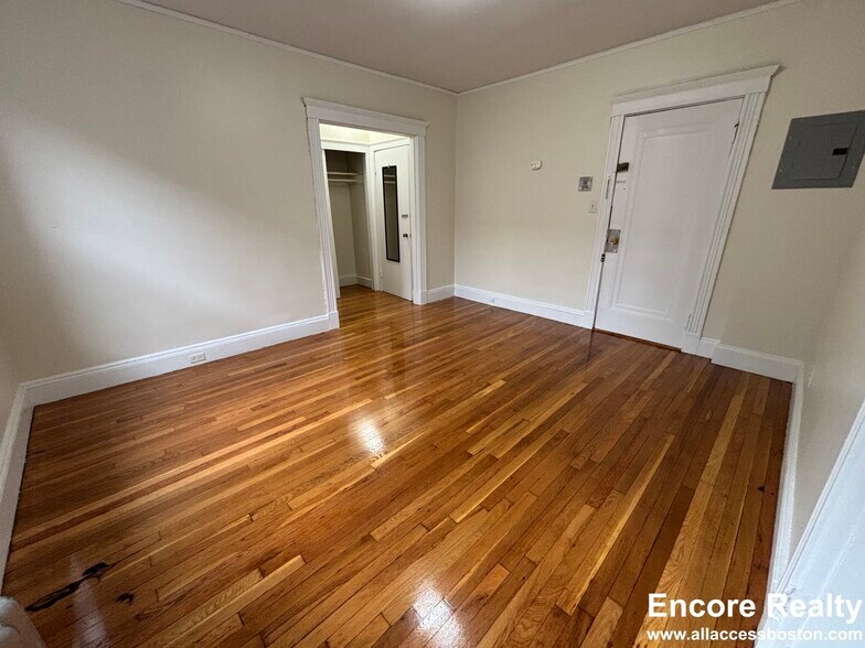 Building Photo - 462 Park Dr