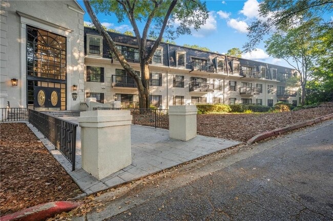 Building Photo - 2104 Pine Heights Dr NE