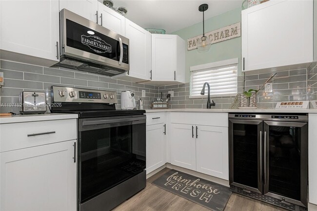 Building Photo - 9811 N Hollybrook Lake Dr