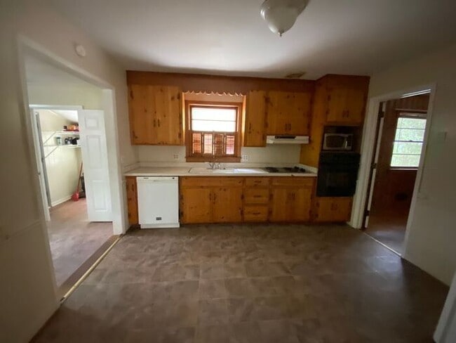 Building Photo - RENT SPECIAL! Large Brick home on UNCW bik...