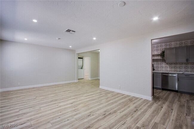 Building Photo - 1046 E Hassett Ave