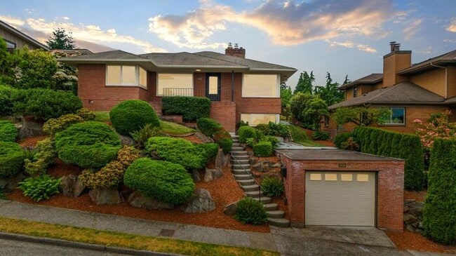 Building Photo - Gorgeous West Seattle Mid-Century Modern w...