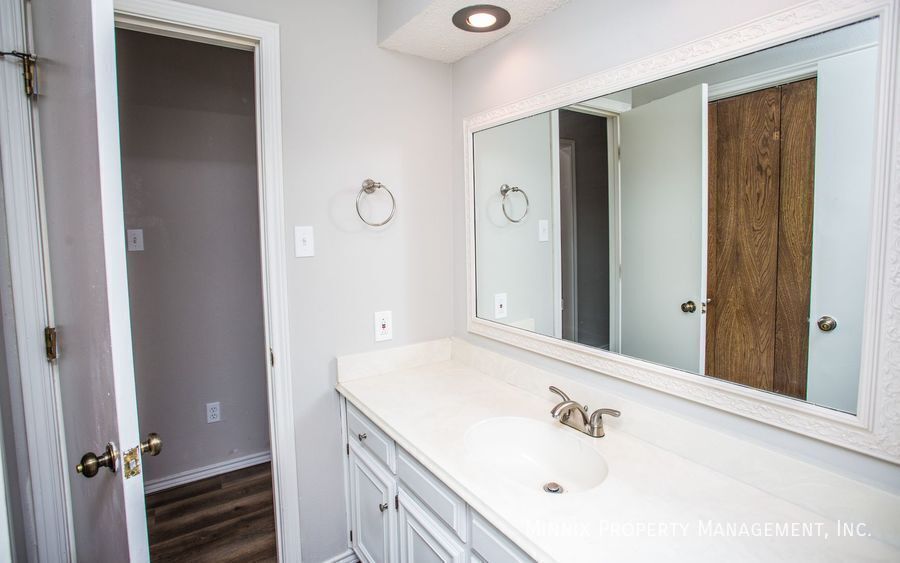 Building Photo - 3401 Essex Ave