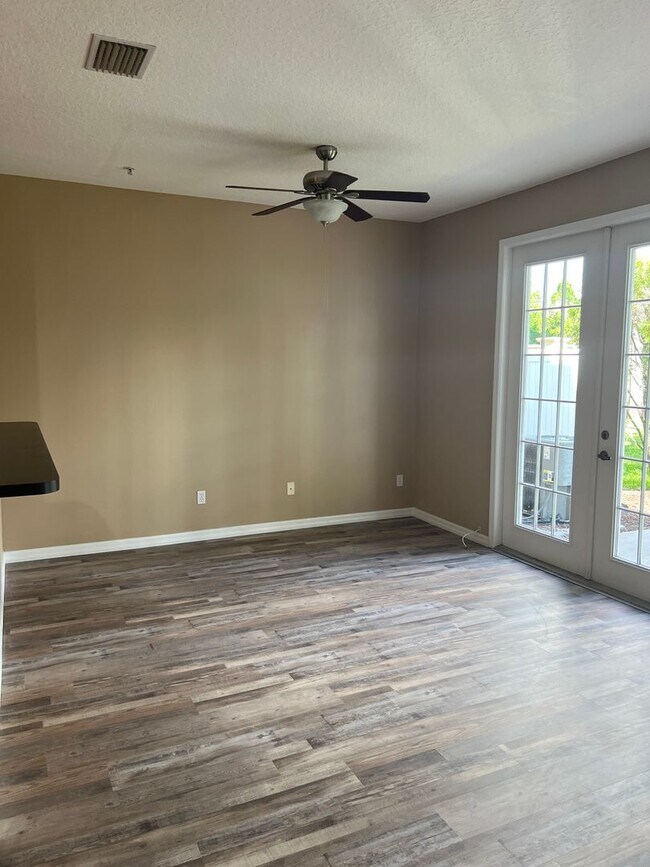 Building Photo - 2/2.5 Townhome in desirable Barclay Reserve!