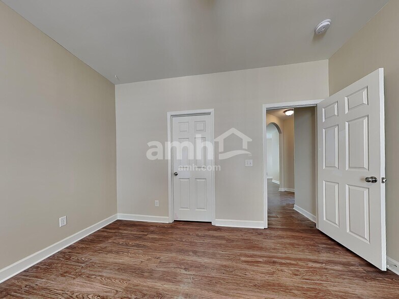 Building Photo - 24 Chapel Lk N