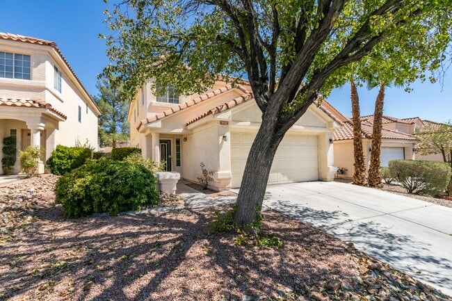 Building Photo - SUMMERLIN, SPACIOUS, 4 BED HOME WHITH A LARGE BACKYARD