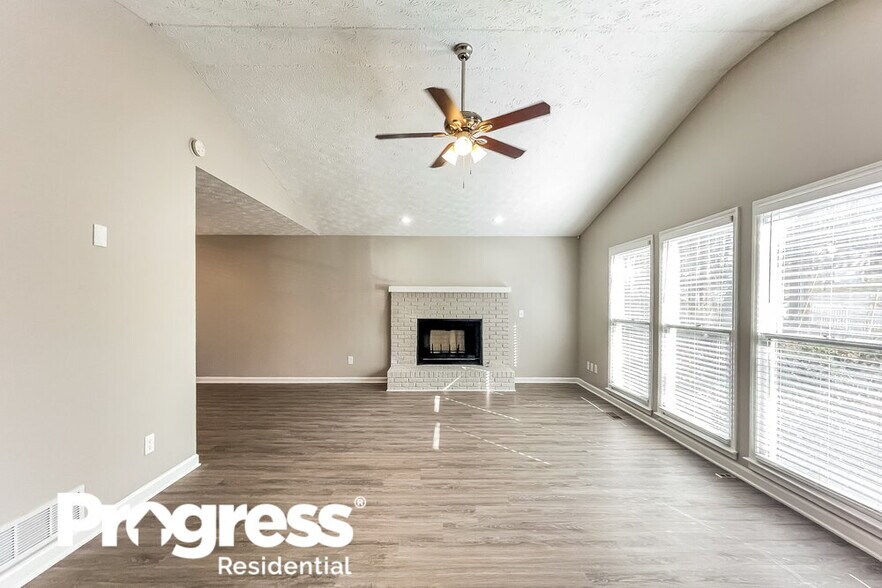 Building Photo - 700 Gregory Manor Dr SW