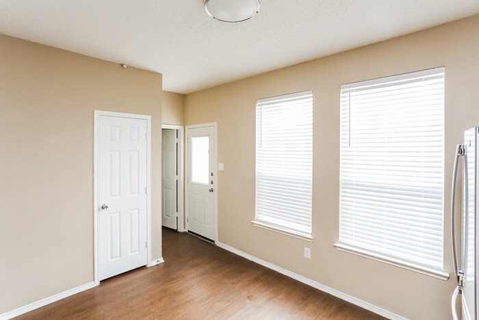 Building Photo - 2214 Sumac Dr