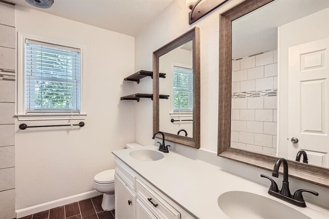 Building Photo - 1712 Hermitage Dr