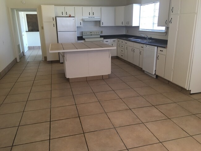 Building Photo - Livestock Auction converted to home 5 mile...