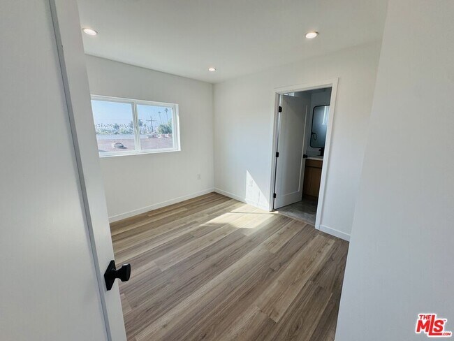 Building Photo - 231 E 85th St