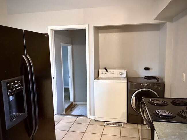 Building Photo - 338 W 4th St