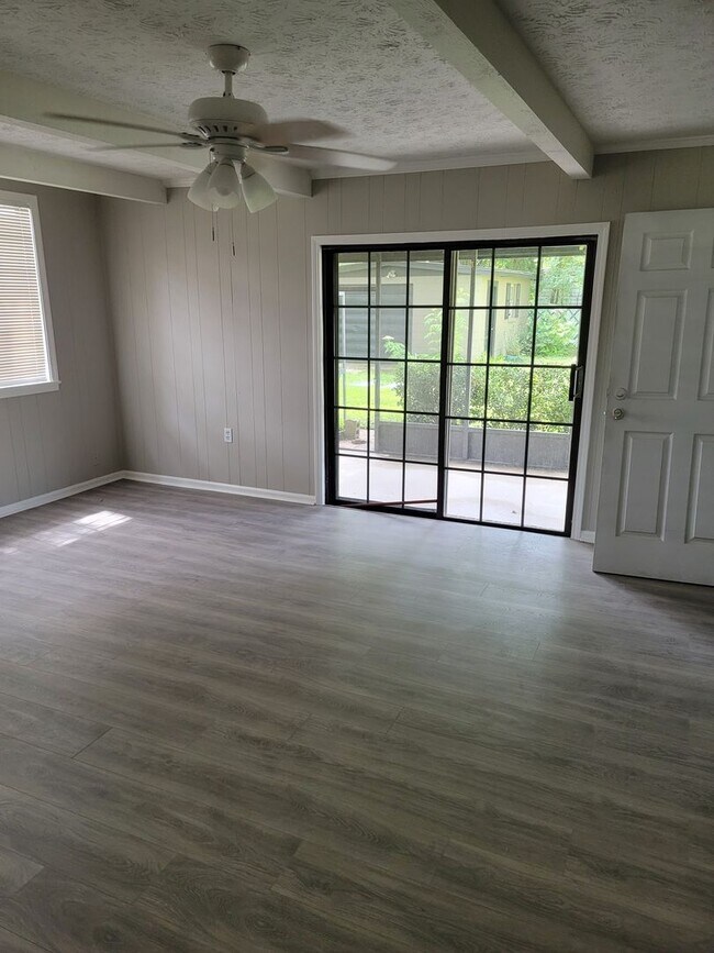 Building Photo - Renovated 3/2 in Cedar HIlls