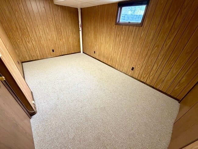 Building Photo - 3 Bed 2 Bath Pet Friendly House With A Fully Fenced Yard