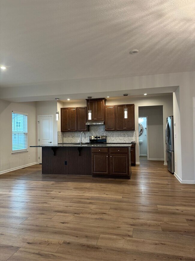 Building Photo - Welcome to this stunning 4-bedroom, 2.5-bathroom home located in the desirable Lewis Center, OH!