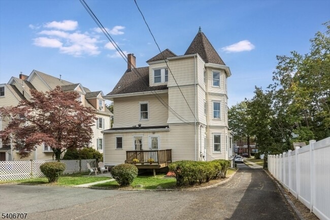 Building Photo - 11 Mountain View Pl