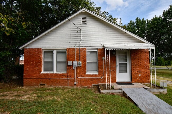 Building Photo - 1-Bedroom Home with Office & Easy Access t...
