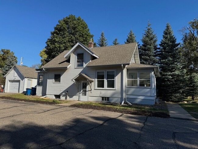 Building Photo - Wayzata Home walking distance to Lake.