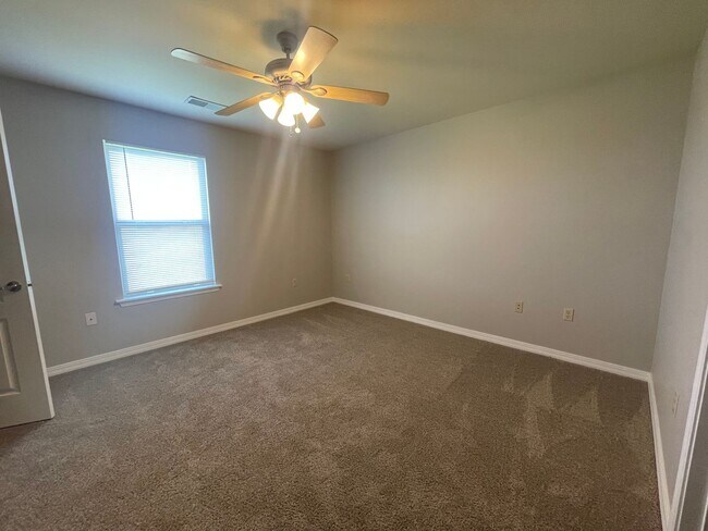 Building Photo - 3 Bedroom 2 Bath Apartment in Branson, MO