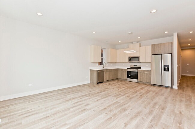 Building Photo - 2725 N Ashland Ave