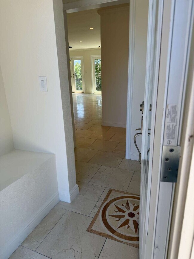 Building Photo - "Charming 2-Bedroom Retreat with Granite Accents & Gleaming Hardwood Floors in Lafayette!"
