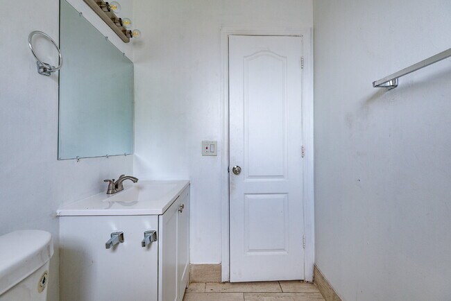 Building Photo - Bright & Modern 1-Bedroom Apartment in Pri...