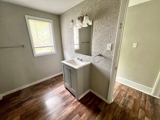 Building Photo - Sharon - 3 Bedroom 1.5 Bathroom - Cozy House