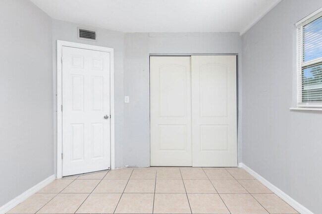 Building Photo - Charming & Rare 4-Bedroom Home in Saint Petersburg!