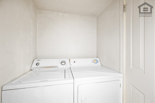 Building Photo - 2Bed/1.5Bath Ground Floor Townhouse at Glendale Ave/27th Ave! Ready for Immediate Move-In! -- GAR...