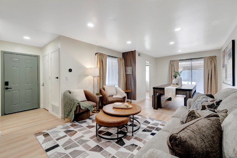 Building Photo - 1676 W Orangewood Ave