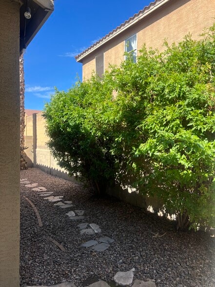 Building Photo - 7500 E Deer Valley Rd