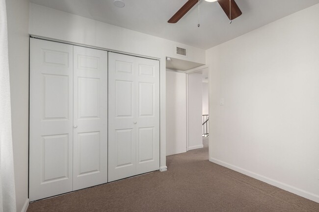 Building Photo - Charming 3 bedroom townhouse in Glendale!