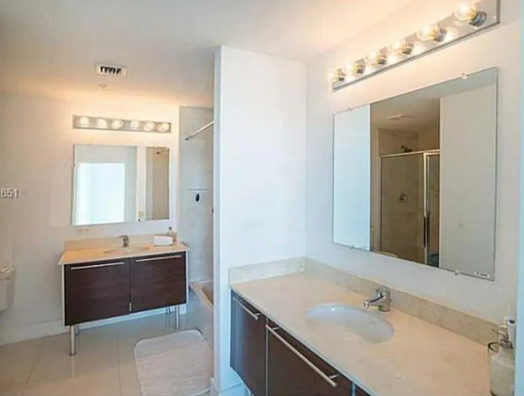 His and hers bathroom. Separate shower and bathtub set-up. - 1900 N Bayshore Dr
