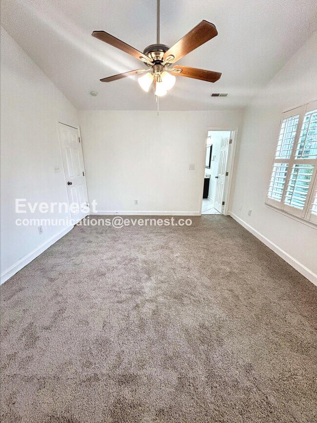 Building Photo - 3501 Shaker Dr