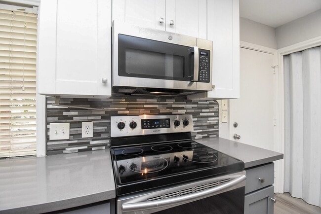 Building Photo - 201 Vanderpool Ln