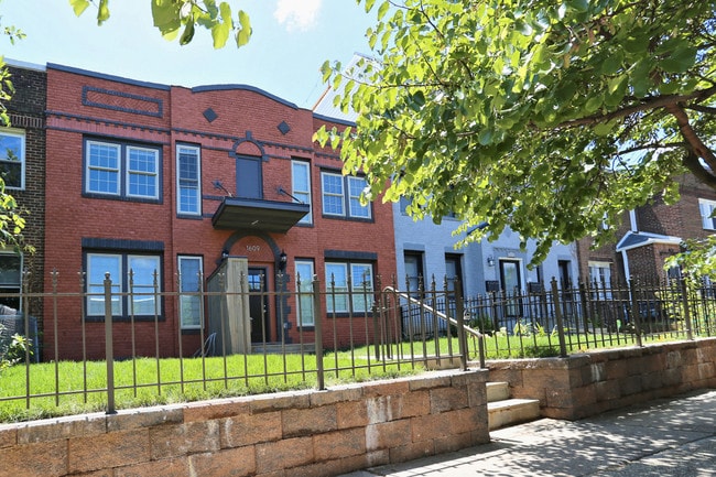 Building Photo - Lauravin Luxury Apts IV