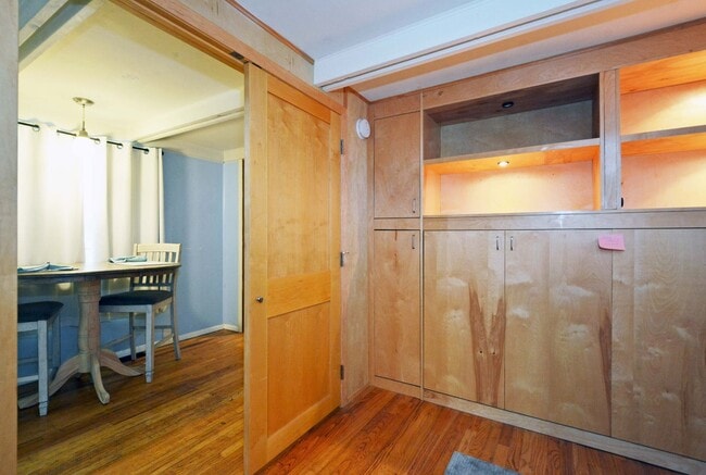 Building Photo - Charming, Furnished 1 Bed + Loft - Great L...