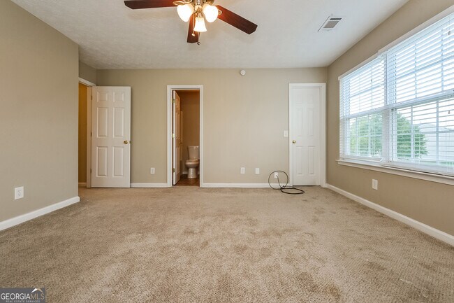 Building Photo - 815 Lakeside Cir