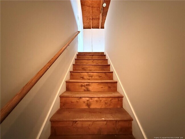 Building Photo - 105 Yasmine Dr