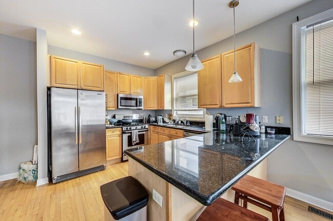 Building Photo - 1330 W Fletcher St