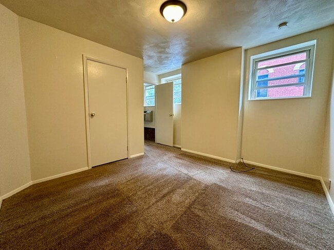 Building Photo - Charming One Bedroom in Oakland! Spacious Layout & Great Natural Light! Call Today!