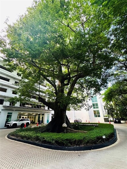 Primary Photo - 1871 NW S River Dr