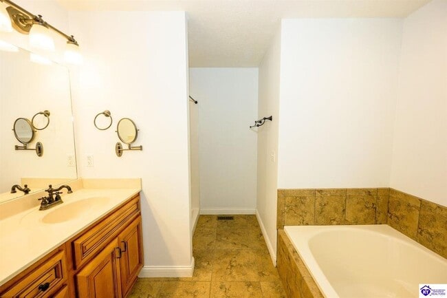 Building Photo - 309 Castleton Ct