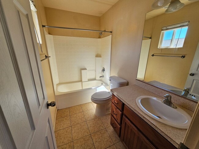 Building Photo - Cozy, Affordable Condo